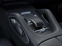 センターコンソールの左右にはグラブハンドルが備わる。シルバー加飾の部分にはイルミネーションが内蔵されている。