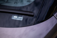 フロントウィンドウ下部に、モデル名やクラス、ボディータイプ、トランスミッションおよびハンドル位置、搭載エンジン、製造年、製造工場、シリアルナンバーなどが入ったプレートが備わる。