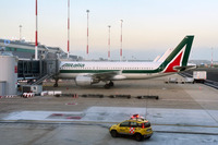 アリタリア時代の旧塗色のまま運用されているITAエアウェイズの機材。ローマ・フィウミチーノ空港で2023年11月撮影。