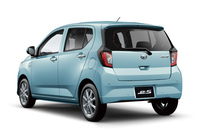 ベースとなる「ミラ イース」はハッチバックスタイルの軽自動車。「L “SA III”」（FF車）で102万5200円。燃費はFF車で25.0km/リッターという、優れた経済性が自慢のモデルだ。