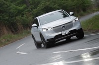 新型「ヴェゼル」ではハイブリッドが主力。先代モデルの1モーター式から、現行「フィット」と同じ2モーター式の「e：HEV」に刷新されている。