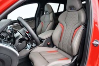 ハイレベルなスポーツ走行においても確かなホールド性を実現する「Mマルチファンクションシート」。写真は「X4 Mコンペティション」のもの。