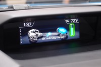 モニター画面の表示内容は、プラグインハイブリッド車ならではのもの。