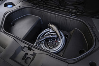 ボンネットの下にも容量58リッターの収納スペースが用意される。フードだけでなく内ぶたも備わっている。