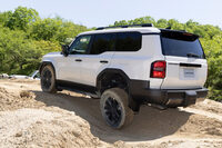 「ランドクルーザー“250”」のホイールアーティキュレーション（フロント・リア平均値）は、既存の「ランドクルーザー プラド」（150系）より約10％拡大しており、「SDM」が装備された「ZX」ではさらに10％拡大している。