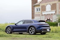 「タイカン」に対してロードクリアランスを高めにとり、ブラックのホイールアーチや広めの荷室でマルチパーパス性が強調される「タイカン クロスツーリスモ」。2015年登場のコンセプトカー「ミッションEクロスツーリスモ」にも見られた特徴だ。