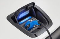 「ホンダe」はCHAdeMO規格の急速充電に対応しており、30分でバッテリーを残量80％の状態まで充電可能。走行可能距離を202kmまで回復させられる。