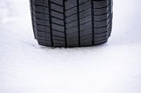 接地幅がやや広がり、シーランド比もランド（接地）部分の比率がやや増したトレッドデザインになっている。写真は225/45R18サイズの「ブリザックVRX3」。