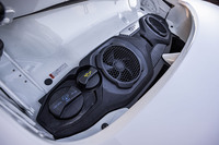 車体後部に搭載されるパワーユニットは「911 GTS」譲りの3リッター水平対向6気筒ツインターボユニットで、最高出力480PS/6500rpm、最大トルク570N・m/2300-5000rpmを発生。8段PDKを介して4輪を駆動する。