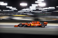 フリー走行、予選と、新加入ルクレールに後れを取ることとなった4冠王者ベッテル（写真）。予選Q2でアタックを2回しなければならず、Q3で使えるタイヤが1セットしか残らないという不運もあったが、ルクレールに次ぐ2番グリッドを死守。スタートでトップを奪ったまではよかったが、その後がいただけなかった。ハミルトンとのポジション争い中にスピン、その後フロントウイングが脱落してしまい緊急ピットインを行い、結果5位。プレッシャーがかかった時のミスがあまりにも多い、と再三メンタル面での弱さが指摘されているベッテルにとっては、その悪癖が再び露呈したかっこうとなった。（Photo=Ferrari）