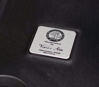 「AMG C63 S」および「AMG E63 S 4MATIC＋」のエンジンカバーには、エンジンの組み立てを担当したスタッフの名称が明記されている。