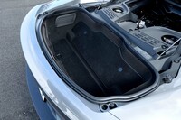 キャビン後方に縦置きされるエンジンのさらに後ろには、荷物の積載スペースが確保されている。