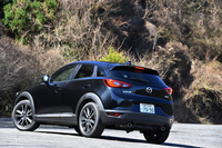 Cピラーがブラックアウトされているため、ボディーカラーによってはルーフが浮いているように見える「CX-3」。ジェットブラックマイカのテスト車では、逆にその境界が目立たない。ボディーカラーは全8色がラインナップされる。
    