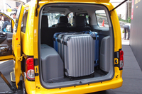 「LPGバイフューエル」の荷室。LPGタンクが大きなスペースを占めるものの（写真左側に見えるボックス）、容量はセダンとは段違い。
    