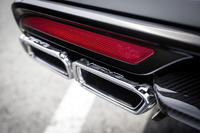 マフラーにはフラップの開閉によって排気音を切り替えるエキゾーストフラップシステムを採用。トランスミッションが「S／Mモード」の時には、加速やシフトダウンの際に迫力のあるサウンドを響かせる。