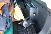 カヤックの支度に活躍した、「三菱アウトランダーPHEV」のAC100V電源と電動の空気ポンプ。電気自動車やプラグインハイブリッド車の外部給電機能は、レジャーシーンではもちろん、災害時の非常用電源としても注目されている。