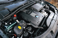 370ps（272kW）／5500rpm、51.0mkg（500Nm）／3800〜5000rpmというパワーとトルクを手に入れたツインターボ直列6気筒ユニット。大幅なブーストアップ実現のためにマーレー製の専用ピストンを採用している。（写真＝北畠主税＜ARGOS＞）
    