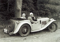 1949年「MG TC」。友人西端日出男君と共有して1週間交代で乗った。写真は結婚する直前で、新婚旅行もこれで蒲郡まで往復した。東名高速が開通する前で半分以上は砂利道のため、よくマフラーを落とした。まさに青春の真最中で、こんなに楽しい車はないと思った。