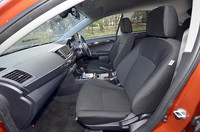 「ギャランフォルティス スポーツバック」は質感を高めるために、インテリアの細部に手が加わっている。まずフロントドア、およびリアドアのトリム中央部がソフトレザーに変更され、コンソールパネルの色もつやつやしたブラックになっている。シート生地も、見た目と触感にこだわったものを新採用した。
    