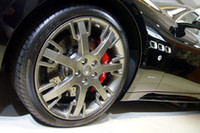 Sオリジナルの20インチホイール。サスペンションも、走りに振った専用チューンが施された。