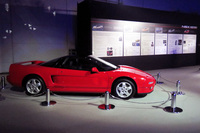 2016年8月25日の発表会において、会場に展示されていた初代「NSX」。軽量・高剛性のアルミボディーの中央に、3リッターのV6自然吸気エンジンを搭載したミドシップのスポーツカーだった。
