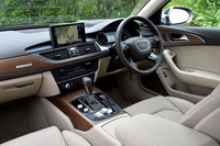 装備の強化も図られており、オペレーターサービスやGoogleとの連係機能、Wi-Fiスポット機能などを備えたインフォテインメントシステム「Audi connect」が全車に標準装備された。