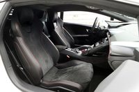 アルカンターラとレザーからなるバケットシートが装着される。