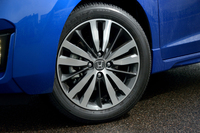 「フィットハイブリッド Sパッケージ」と「フィットRS」には、専用の16インチアルミホイールが備わる。なお、フィットの他グレードは、14インチまたは15インチのホイールが組み合わされる。
    