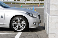 それでも気が付かない場合、ソナーで障害物を検知し、障害物がある場合は自動ブレーキが作動し衝突を防ぐ。