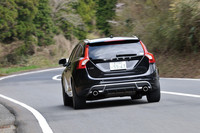 ワインディングロードをゆく。内外装が目を引く「V60 T4 R-DESIGN」は、足まわりにも専用スポーツサスペンションがおごられる。パワーステアリングのセッティングも独自のもの。