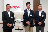 写真右から、本田技研工業 取締役 執行役員 汎用パワープロダクツ事業本部長 五十嵐雅行氏、共同研究者の京都大学大学院医学研究科 博士 大畑光司氏、本田技研工業 汎用パワープロダクツ事業本部 歩行アシスト推進ブロック 開発責任者 伊藤寿弘氏。