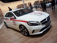 「メルセデス・ベンツAクラス」の教習車。「初めて乗るクルマ」がセールスに一定効果をもたらすのは、今日でも同じようだ。