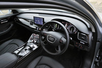 「A8ハイブリッド」のインストゥルメントパネル。ディスプレイには、5分ごとの平均燃費とエネルギー回生量をグラフで表示することができる。インパネには、リチウムイオン電池の残量を表示するメーターも設置される。 
    