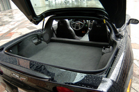 クーペの荷室。はずしたタルガトップがすっぽり収まる。面積もさることながら、高さもけっこうある。
	 