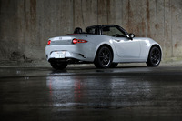 従来モデルから大幅な小型化、軽量化を果たしたND型「ロードスター」。車重は990～1060kgと、初代NA型に匹敵する軽さを実現している。
    