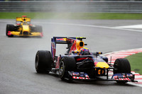 スパで行われた過去16回のレースでポールポジションから優勝したのは3回だけ。今回のポールシッター、ウェバー（写真前）もスタートで失敗し、そのアドバンテージを生かすことができなかったが、結果的に2位でフィニッシュしハミルトンに3点差しかつけられずに済んだ。チームメイトのセバスチャン・ベッテルは、若さが裏目に出てジェンソン・バトンに追突、ドライブスルーペナルティの後にパンクに見舞われ、波瀾（はらん）万丈のレースを15位で終えた。（写真＝Red Bull Racing）