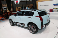 テールレンズの陰りを帯びた赤と、ボディーカラーの水色のコンビネーションから、どこか人民服時代の中国製おもちゃを思い出すのは筆者だけか。