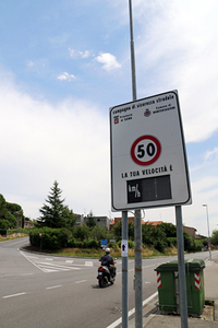 「あなたの速度は◯km/h」という教育的指導標識もあるが、かなりの確率で電光掲示板が壊れている。