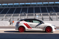 2015年春に60台限定で発売される「トロフィーR」。シリーズ最強となる273psを発生する。