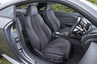 フロントシートには、「TTクーペ 2.0 TFSI」を除く全グレードで電動調整機構が標準装備となる。