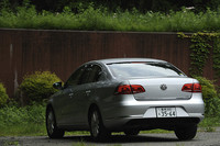 タイヤサイズは215/55R16で、銘柄はブリヂストンの「TURANZA ER300」だった。TSIハイラインでは、タイヤサイズが235/45R17となる。
