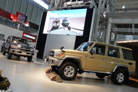 4ドアバン、ピックアップトラックともに1ナンバーの商用車登録となる。