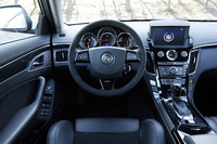 メーターパネルには走行時の横Gを表示するインジケーターが備わるけれど、あまりの速さに確認する余裕はなかった。ステアリングホイールの裏側に、シフト操作用のスイッチが備わる。右がシフトアップ、左がシフトダウン。