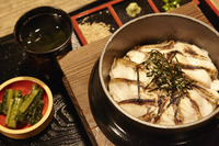 その土地の名物を食すのも、長距離ドライブの楽しみ。北陸の名物のどぐろを使った「のど黒めし」（写真）は、そのままかき込むもよし、のどぐろの出汁をかけていただくもよし。
    