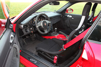 写真は無償オプションとなる「クラブスポーツパッケージ」装着車。シート表皮が難燃性素材となり、運転席シートベルトが6点式になるなど、サーキット走行を意識した装備が与えられる。なお、標準はレザーシート。