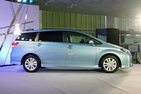 ガラスとピラーの黒が、途切れることなく車体を囲む。「日産ウイングロード」や「スバル・エクシーガ」にも見られた手法だ。