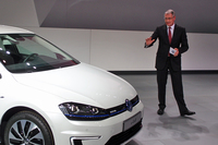 「e-ゴルフ」を前に、フォルクスワーゲンブランドの開発担当役員ハインツ・ヤーコブ ノイサー氏が熱弁をふるう。
    