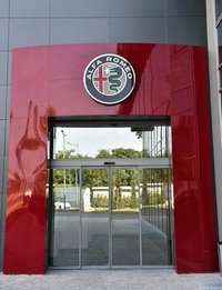 ムゼオ・ストリコ・アルファ・ロメオのファザード。真っ赤な色使いが目に鮮やか。
    