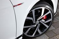 タイヤサイズは225/35R19。足まわりでは専用デザインのホイールや、赤いブレーキキャリパー、前が340mm、後ろが312mmという大径のベンチレーテッドブレーキディスクも特徴となっている。