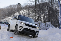 特設コースのモーグルエリアに挑む「レンジローバー スポーツ」。